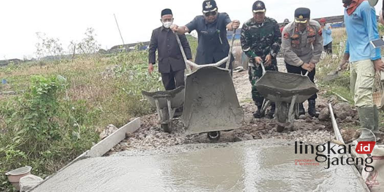 Jalan Sawah Dicor Beton Desa Bogoharjo Rembang Jadi Sasaran TMMD Sengkuyung