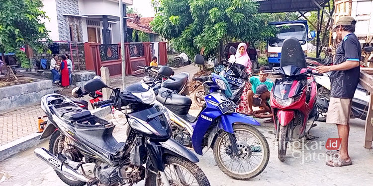 Terdampak Banjir Warga Meteseh Rembang Beri Servis Motor Gratis