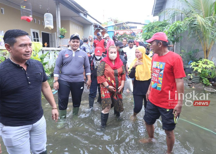 Plt Wali Kota Semarang Hevearita G Rahayu memberikan bantuan kepada warga yang terdampak banjir rob di Tambak Lorok Semarang Jawa Tengah.