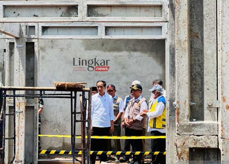 Presiden Jokowi Tinjau Pembangunan Rumah Tahan Gempa di Cianjur