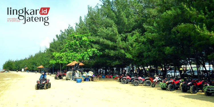 Akses Jalan Berlubang Pantai Karangjahe Rembang Sepi Wisatawan
