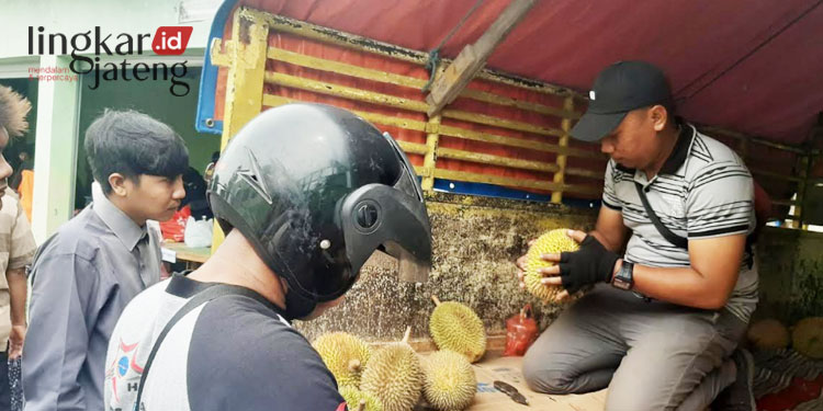 Beli Durian Gratis Telur Pasar Tani Rembang Diserbu Pengunjung
