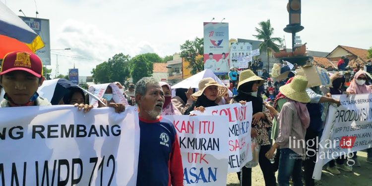 Demo Nelayan Cantrang di Rembang Sempat Blokade Jalan Pantura