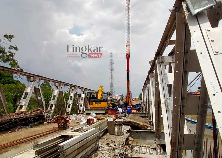 Kejar Target Crane dan Pekerja Proyek Jembatan Juwana Pati Ditambah