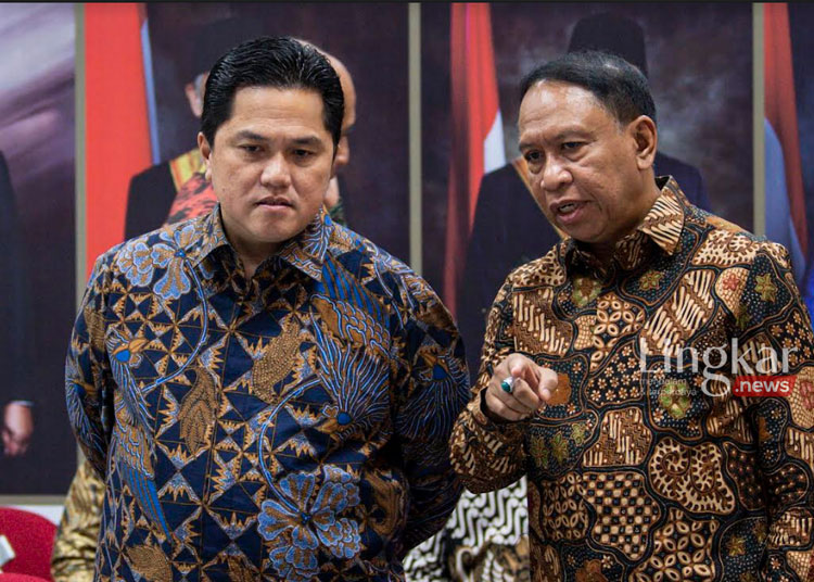 Ketua Umum PSSI periode 2023 2027 Erick Thohir kiri berbincang dengan Wakil Ketua Zainudin Amali sebelum menyampaikan keterangan pers usai bertemu Presiden Joko Widodo di Kantor Presiden Jakarta