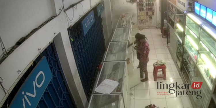 2 Anak di bawah Umur Bobol Konter HP di Rembang Terekam CCTV
