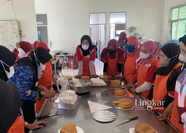 Cetak Wirausaha BLK Demak Beri Pelatihan Pembuatan Roti dan Kue