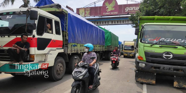 Macet Parah Sopir Truk Terjebak 12 Jam di Jalan Pantura Rembang Pati