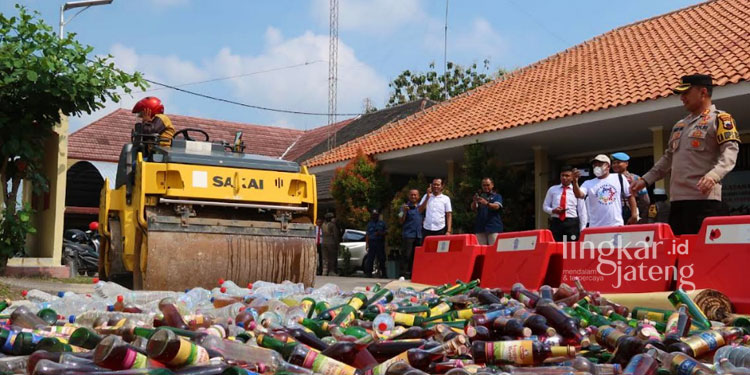 2.040 Botol Miras Hasil Operasi di Rembang Dimusnahkan Jelang Lebaran