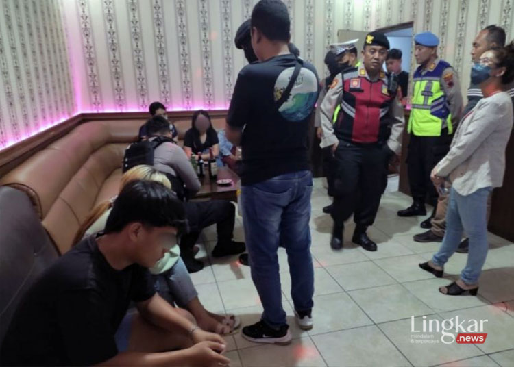 Petugas melakukan razia tempat karaoke di Kecamatan Jati Kabupaten Kudus