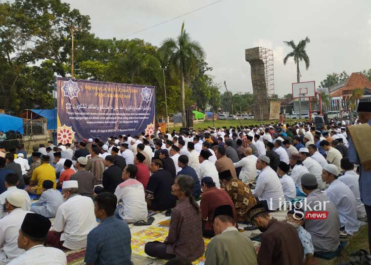 Sholat Idul Fitri 1444 H Ribuan Umat Muslim Padati Stadion Joyokusumo Pati