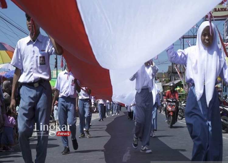 Sambut HUT RI Ribuan Warga Lereng Merapi Kirab Bendera Merah Putih 165 Meter