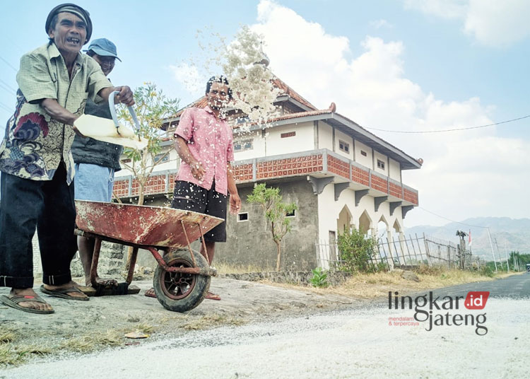 Tengkulak Diduga E28098Mainkan Harga Pasaran Petani di Rembang Protes Buang Garam ke Jalan