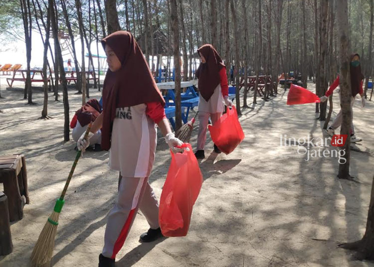 Persiapan Sambut Sekolah Adiwiyata Ratusan Siswa di Rembang Bersih Bersih Sampah Pantai Wates