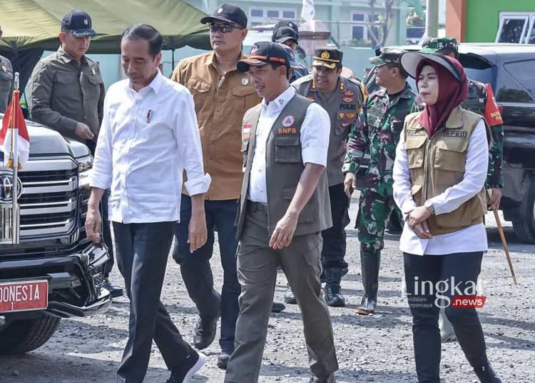 Kunjungan Jokowi Kuatkan Semangat Korban Banjir Bupati Demak Bantu Banyak Pengungsi