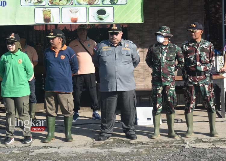 Ratusan Personel Satpol PP Diterjunkan Bantu Bersihkan Sampah Sisa Banjir di Demak jateng