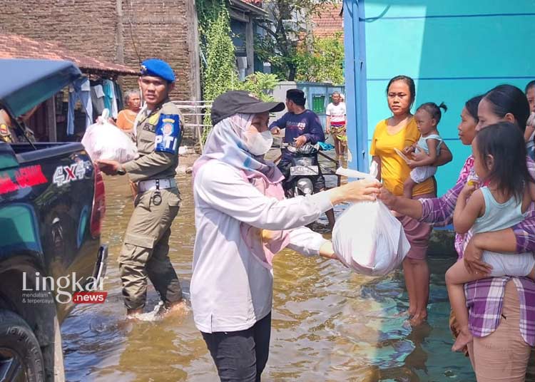 Satpol PP Demak Kawal Distribusi Bantuan Korban Banjir
