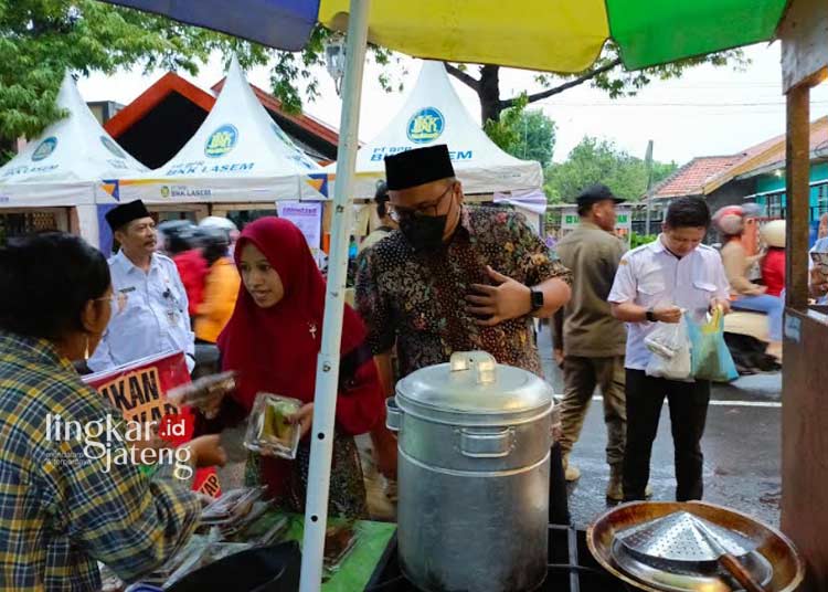 Semarak Berburu Aneka Takjil di Kampung Ramadhan Rembang