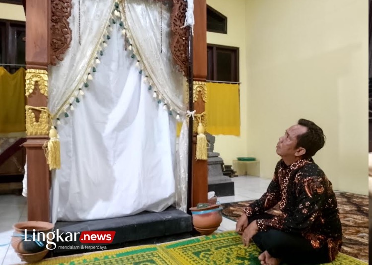 Direktur Lingkar TV Supriyadi saat berada di dalam makam Ki Ageng Penjawi Kamis 4 April 2024