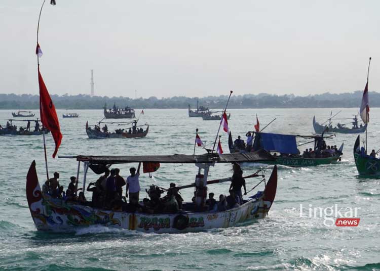 Meriah Ratusan Kapal Penuhi Laut Ikuti Pesta Lomban di Jepara