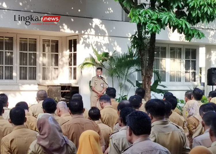 Penjabat Bupati Bogor Asmawa Tosepu memimpin apel