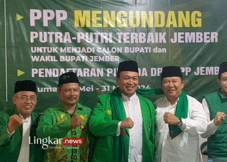 Bupati Jember Hendy Siswanto berfoto bersama dengan Ketua DPC PPP Madini Farouq