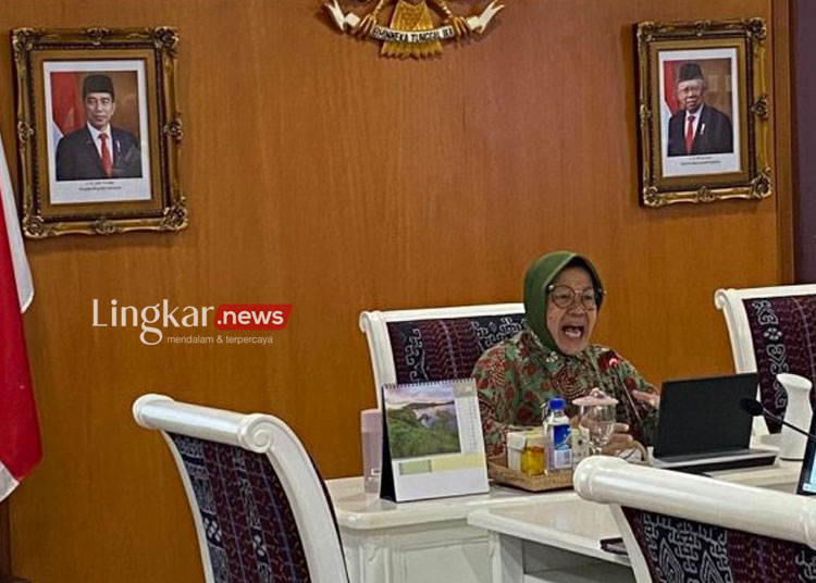 Mensos Tri Rismaharini dalam konferensi pers di Kantor Kemensos